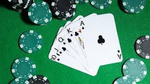 Pengguna menikmati hiburan bandarbola885 melalui smartphone dengan layanan dan keamanan optimal